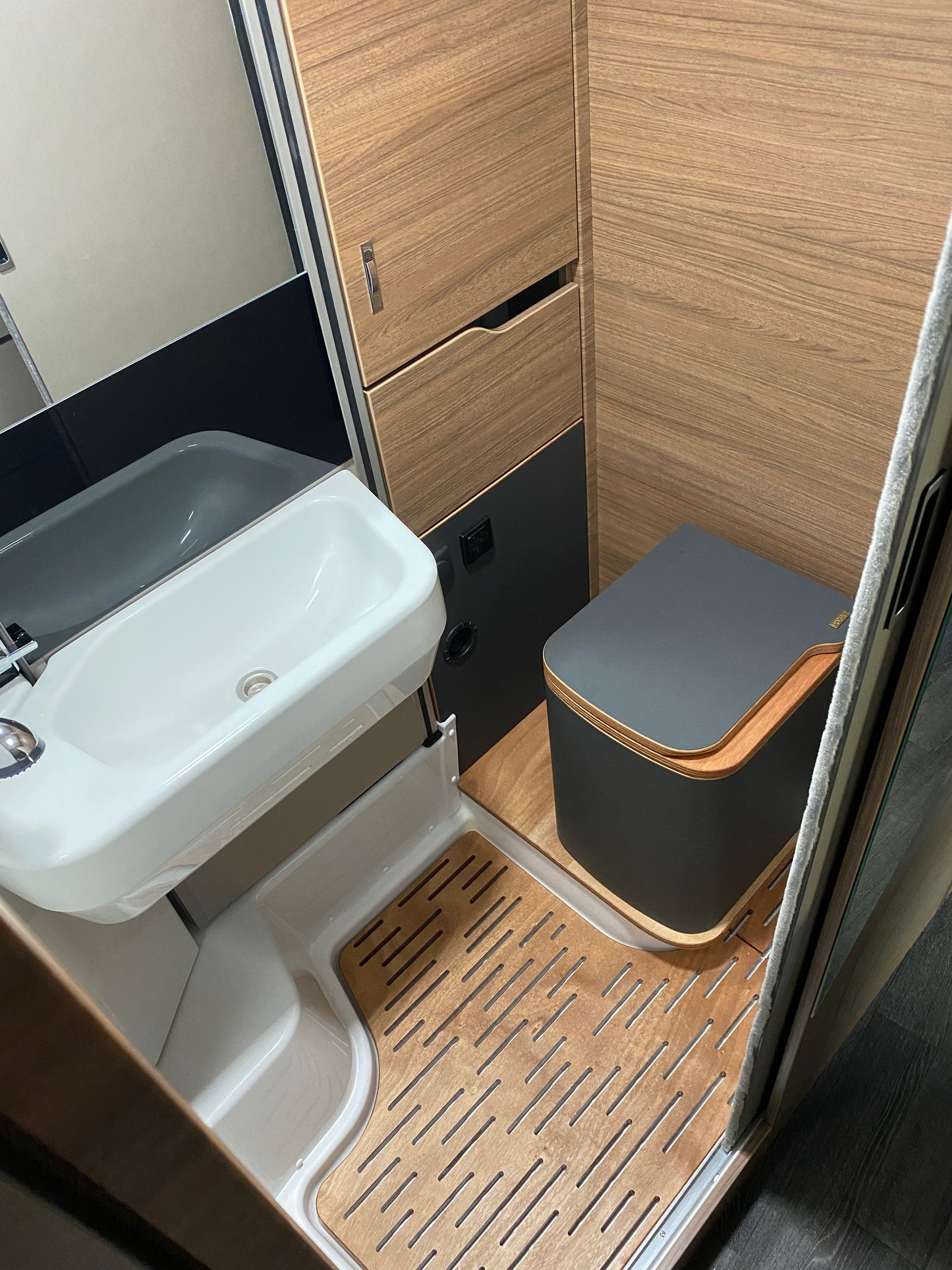 Separate toilets installation camper / motorhome Book a consultation appointment on site