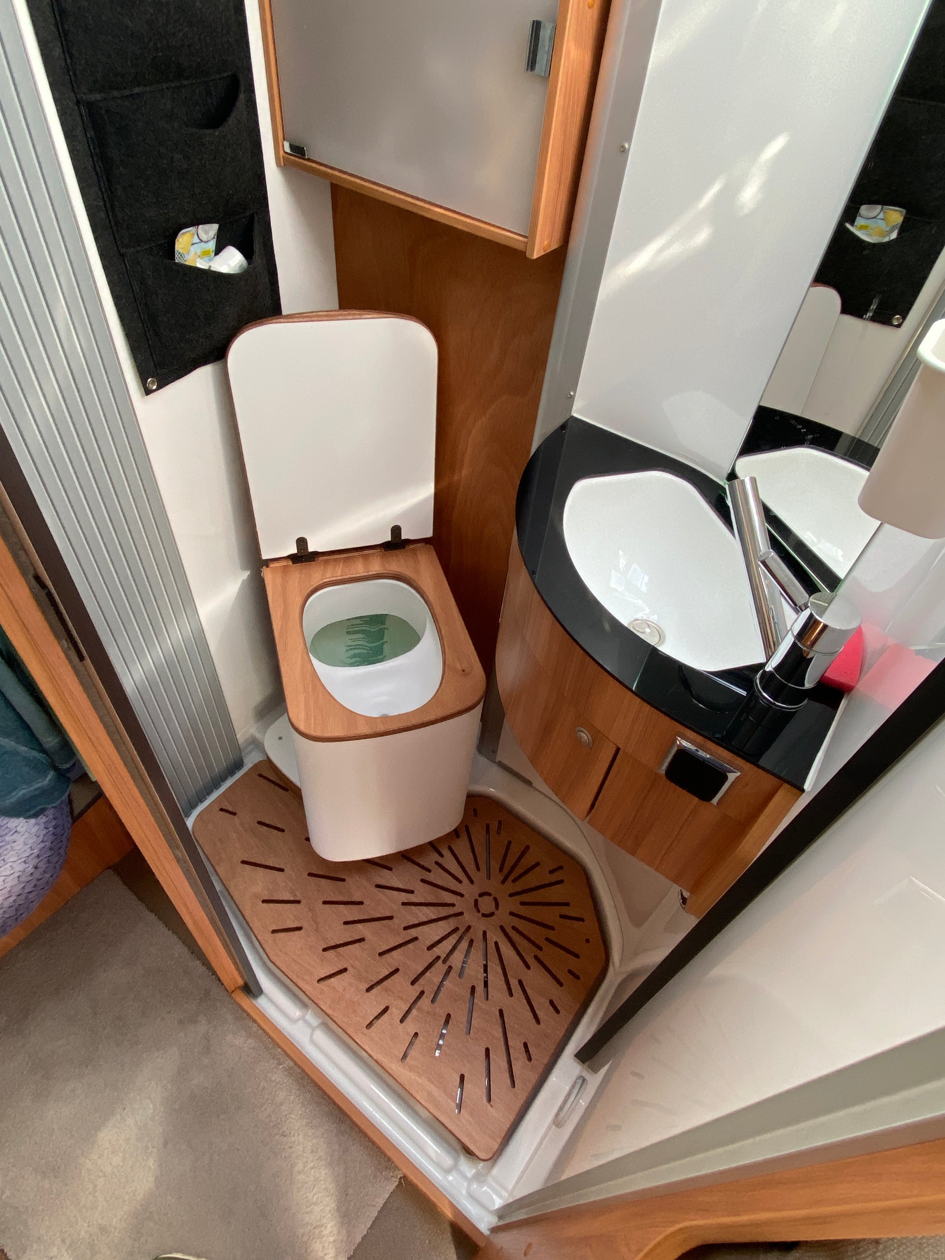 Video laden: BoKlo Trenntoilette Camping Toilette Wohnmobil Einbau